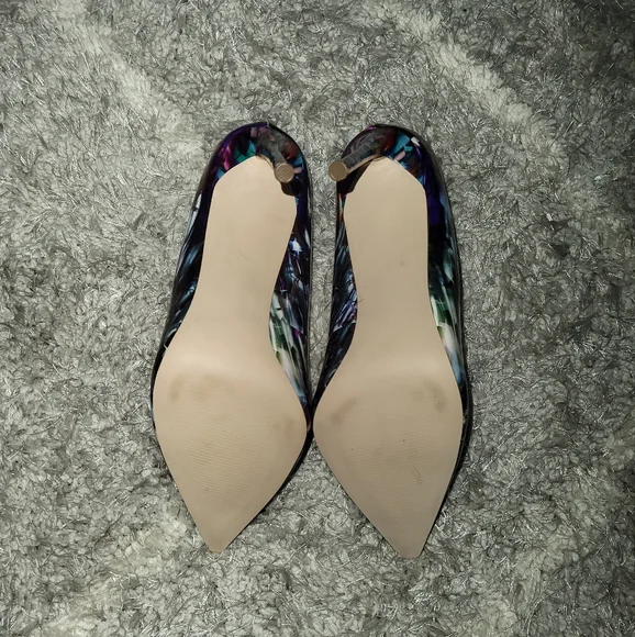 Steve Madden, Blue Multi, Size 8 Pumps, practically new - Picture 4 of 4